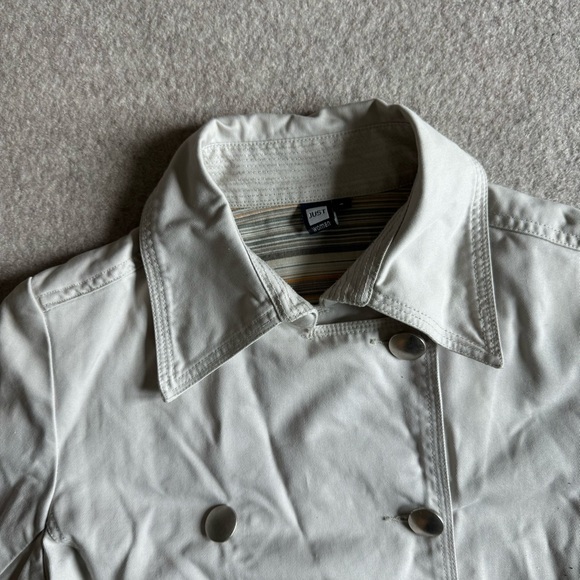 Cropped trench coat with silver hardware - Picture 4 of 6